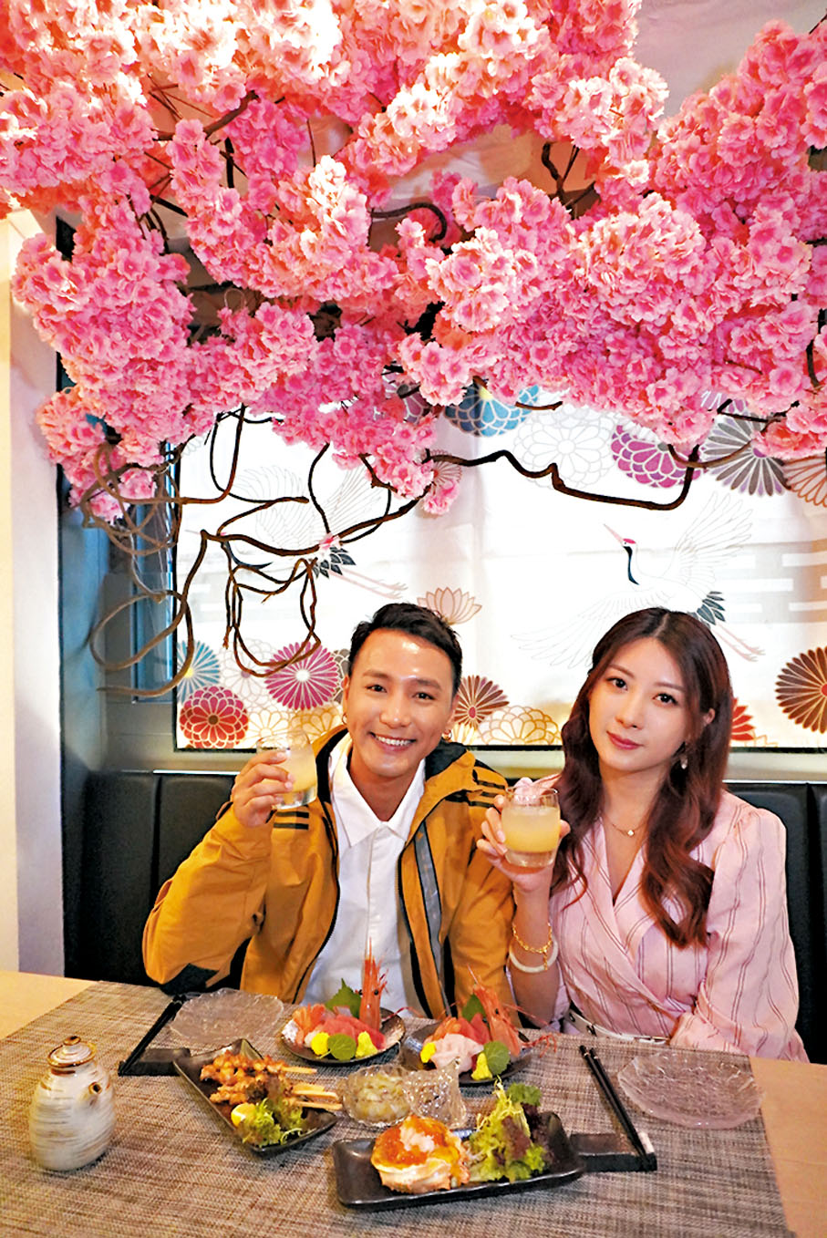 ◆蕊蕊與林耀聲櫻花樹下享受美食。