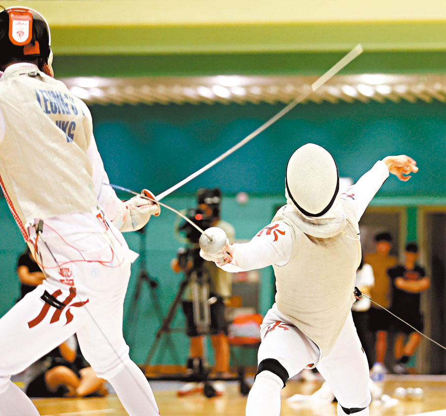◆ 崔浩然（右）在男花決賽力克梁千雨奪冠。