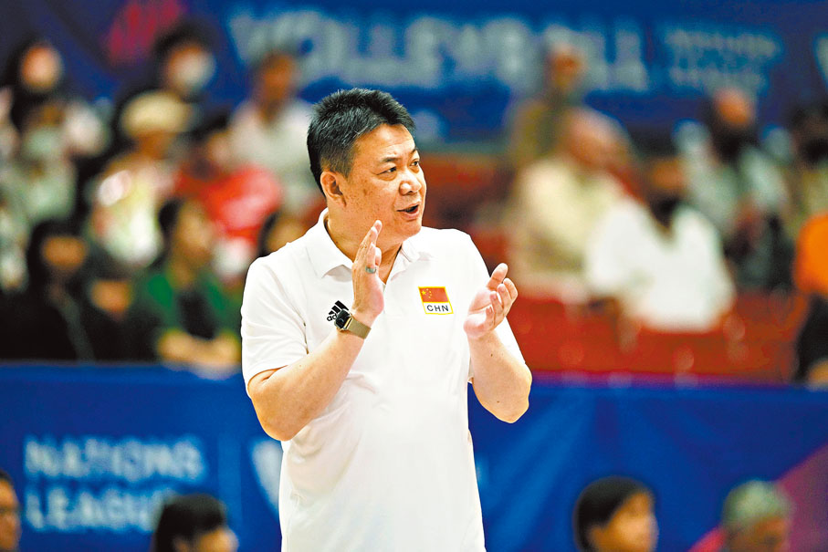 ◆中國隊主教練蔡斌為女排姑娘鼓掌。新華社