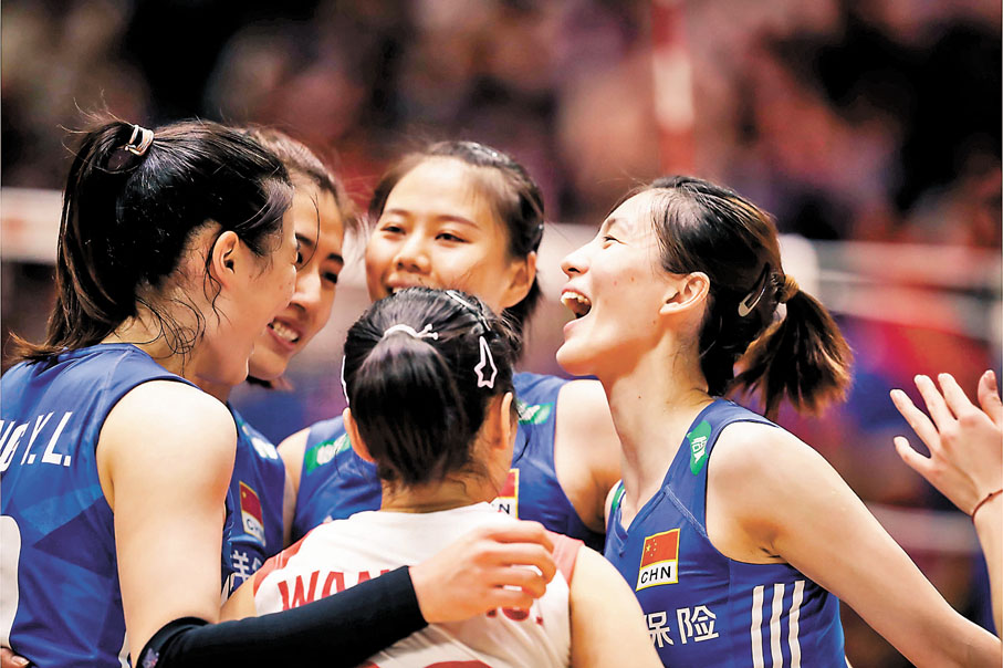 ◆中國女排隊員互相鼓勵。 FIVB圖片