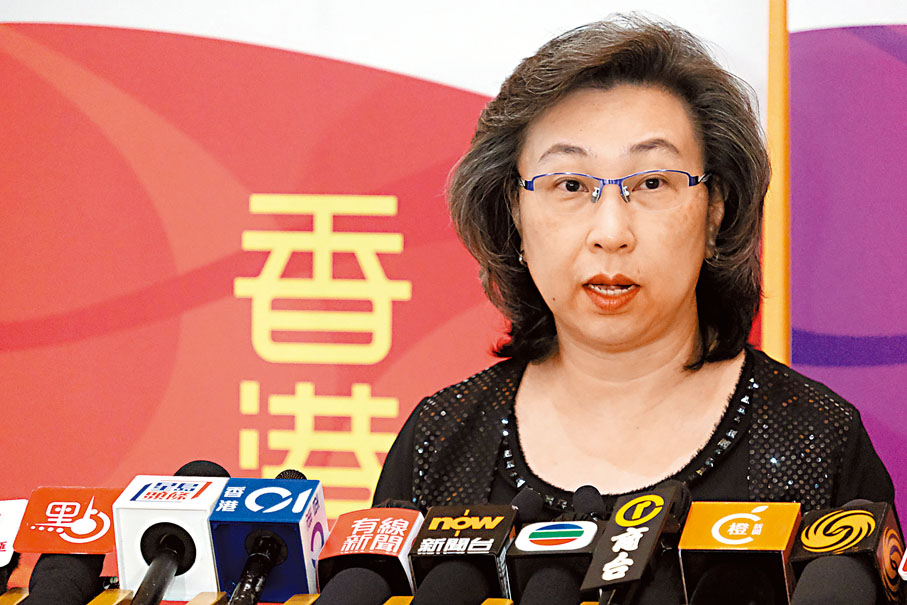 ◆楊何蓓茵向傳媒介紹今年公務員薪酬調整方案。香港文匯報記者涂穴  攝