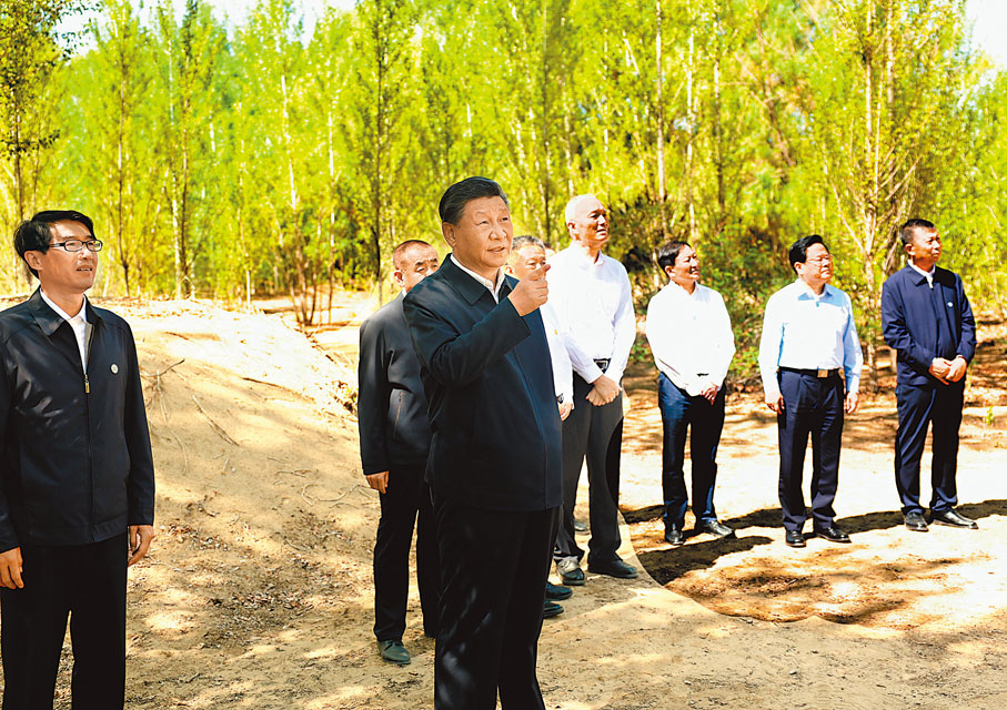 ◆ 6日，習近平在內蒙古巴彥淖爾市考察並主持召開加強荒漠化綜合防治和推進「三北」等重點生態工程建設座談會。圖為當日上午，習近平在臨河區國營新華林場考察。新華社
