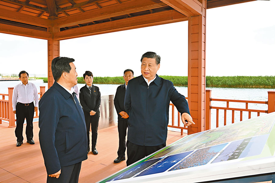 ◆ 5日下午，習近平在烏梁素海考察。新華社
