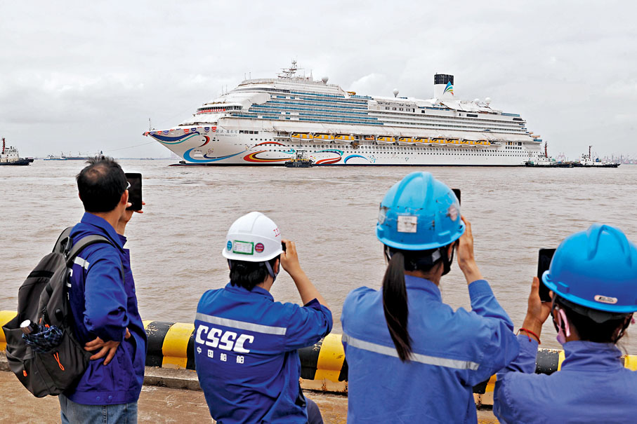 ◆工作人員拍攝首艘國產大型郵輪「愛達·魔都」號出塢。中通社