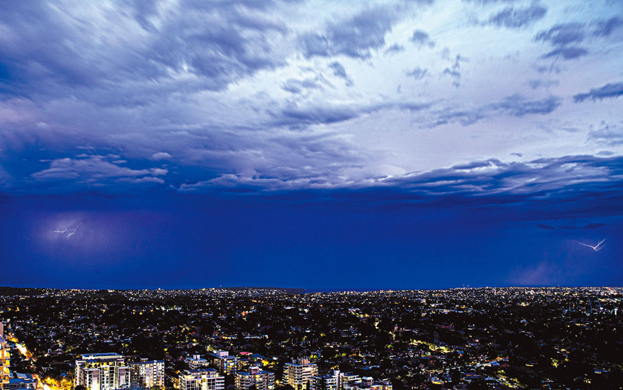 ◆風暴（storming）和行雷（thundering）是惡劣天氣的景象。 資料圖片