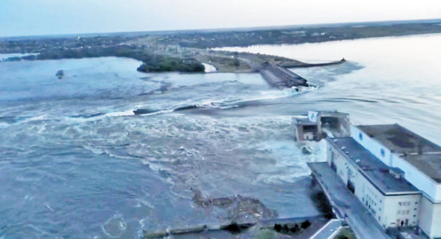 ◆ 卡霍夫卡水電站大壩受襲致決堤。 路透社