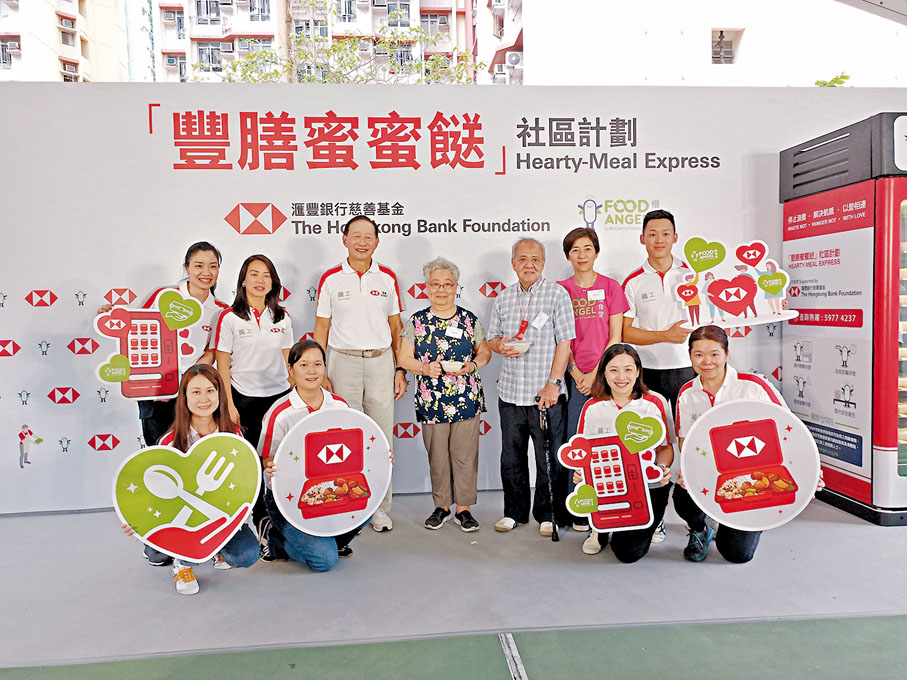 ◆ 王冬勝（後排左三）、林慧虹（後排左二）、惜食堂創辦人董愛麗（後排右二）出席「豐膳蜜蜜餸」活動。