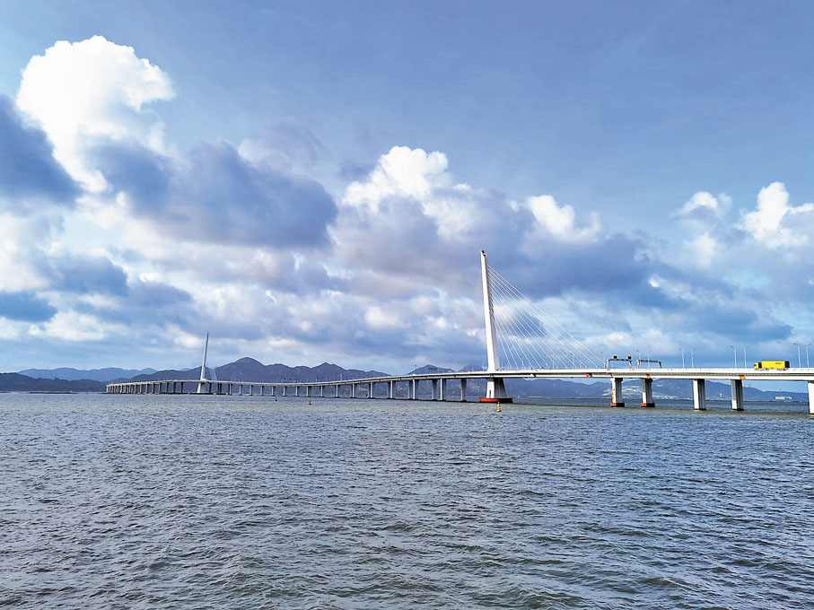 ◆飄逸的長橋把深圳灣變成一片內陸湖。作者供圖