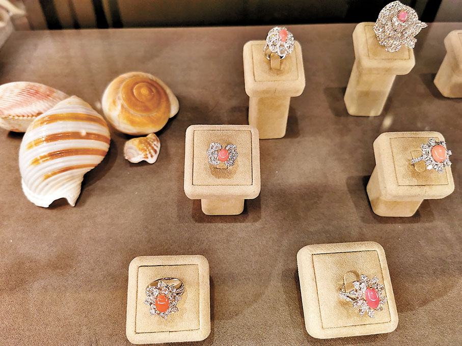 ◆展覽現場展示多款以海螺珍珠設計的飾品。