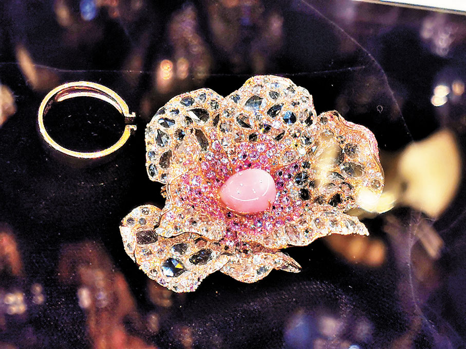 ◆用K金加粉紅色珍珠再加鑽石造成襟針飾物還可以拆開當戒指戴。