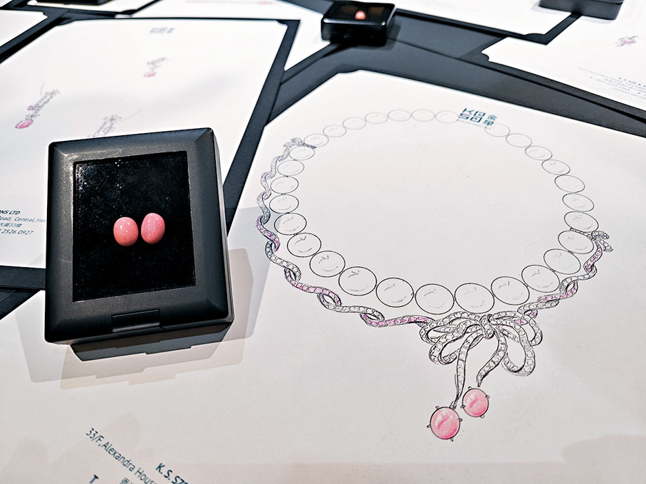 ◆品牌亦提供首飾設計服務，其設計師會為顧客設計出最適合他們的首飾，現場也有一些設計樣辦供參考。