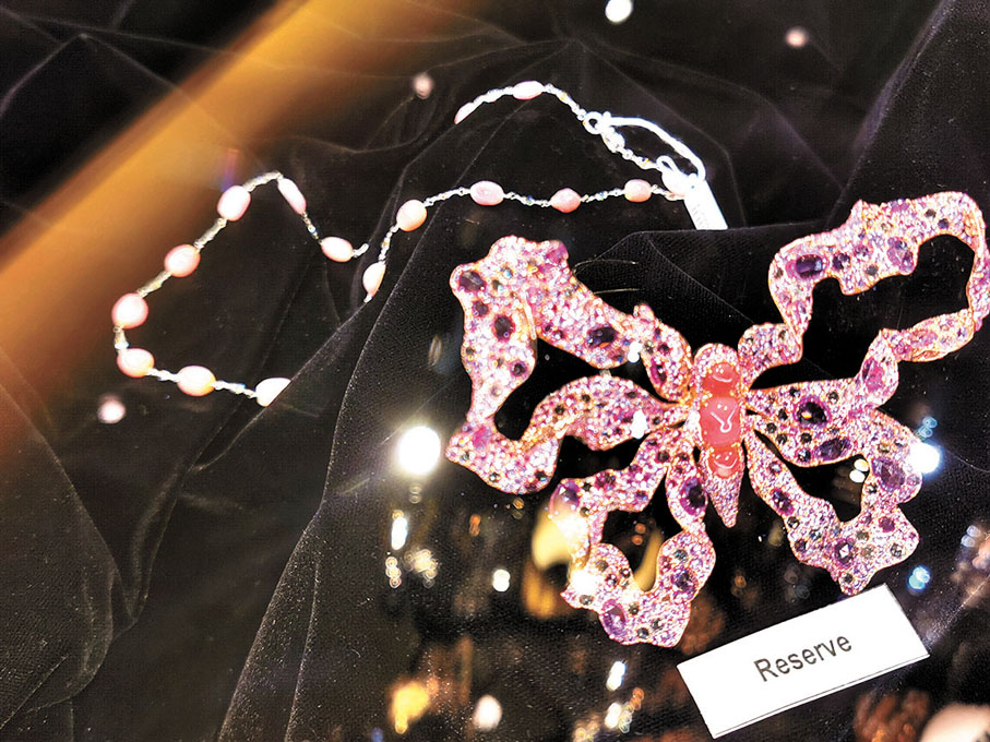 ◆美麗的蝴蝶型珍珠鑽飾已經被人訂購了。