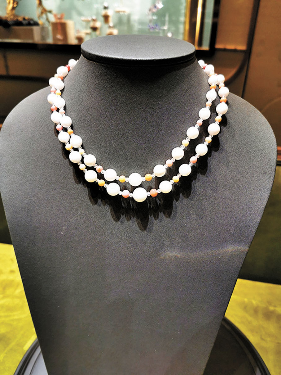 ◆這條珍珠配寶石頸鏈最受外國女士歡迎。