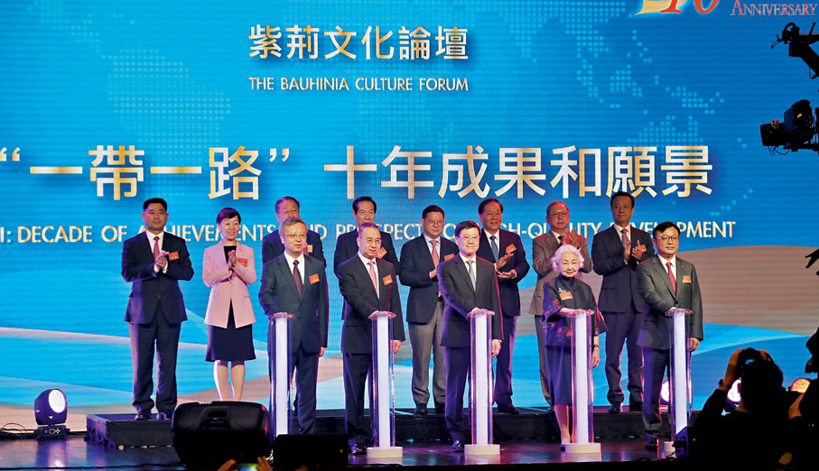 ◆李家超（前排中）、劉光源（前排左二）、文宏武（前排左一），以及其他嘉賓主持亮燈儀式。 香港文匯報記者郭木又  攝