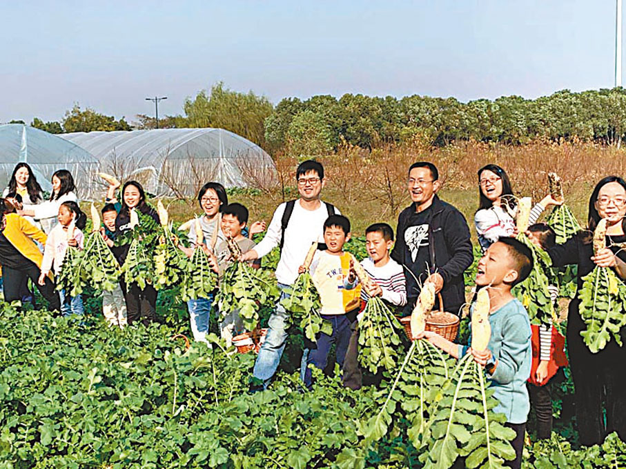 ◆小朋友和家長在益點田親子農場體驗拔蘿蔔。   香港文匯報江蘇昆山傳真