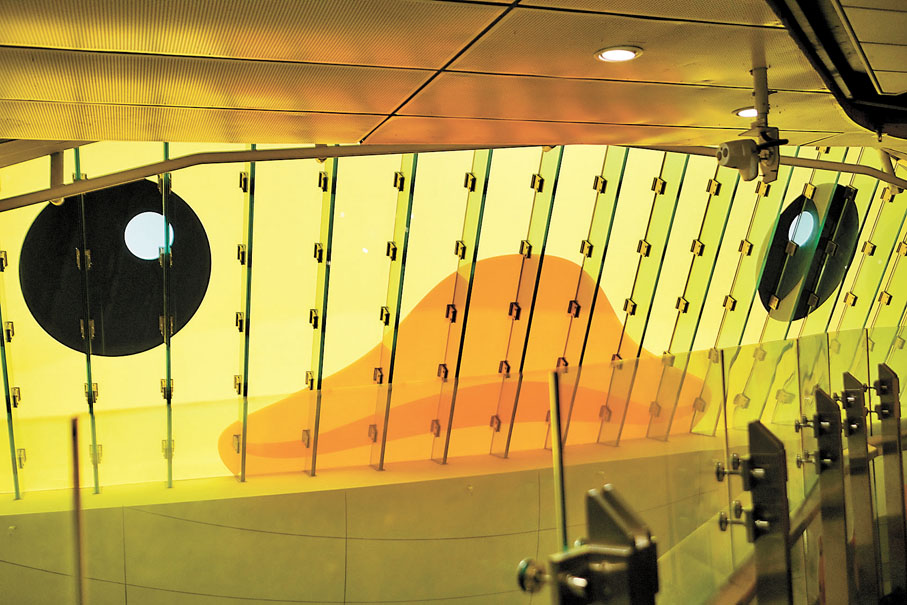 ◆金鐘站半圓玻璃天窗設置成橡皮鴨造型（內部）。