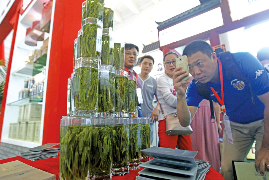 ◆ 市民逛茶展。