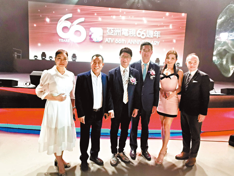 ◆徐小明感謝一班朋友支持亞視，包括陳百里副局長(右三)、百利達酒莊老闆黃特平(左二)。