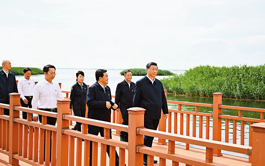 ◆6月5日至6日，中共中央總書記、國家主席、中央軍委主席習近平在內蒙古巴彥淖爾考察，並主持召開加強荒漠化綜合防治和推進「三北」等重點生態工程建設座談會。這是5日下午，習近平在烏梁素海考察。新華社