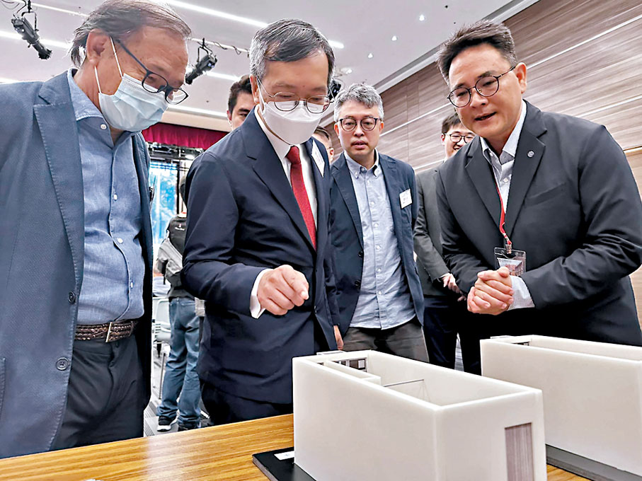 ◆戴尚誠（左二）表示，「恒莆新苑」對入住居民而言，是在社會上有更好上流動力的機遇。