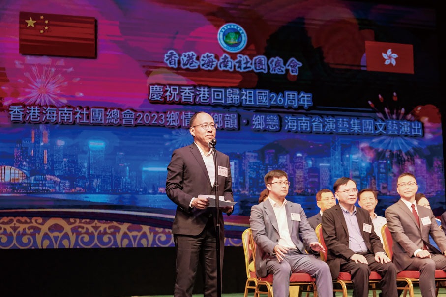 ◆香港海南社團總會會長李文俊致辭表示，演出讓香港市民通過民俗文化節目，更深入地了解、走近、讀懂海南。