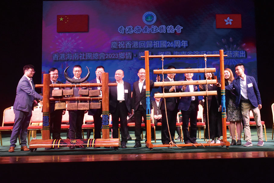 ◆主禮嘉賓進行具海南文化特色的敲樂儀式，宣布演出正式開始。