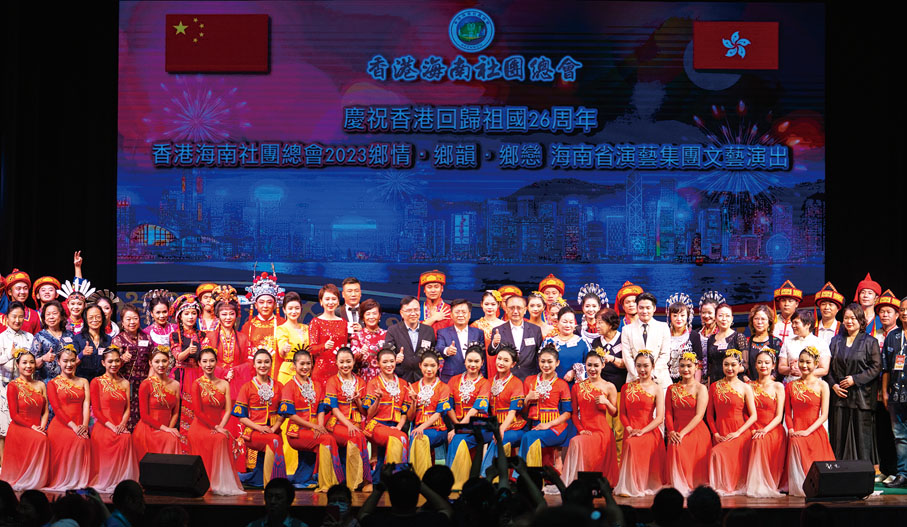 ◆謝幕時，嘉賓和演藝人員合影留念。