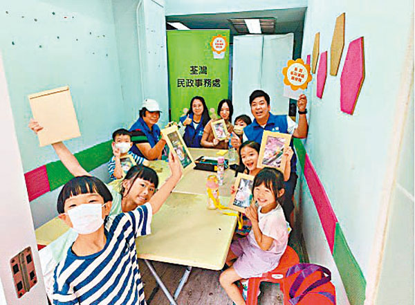 ◆荃灣區荃灣郊區關愛隊適逢「六一國際兒童節」舉辦「STEAM紙模型體驗活動」，讓小學生透過自製兒童節禮物，從中探索「STEAM」的理念。