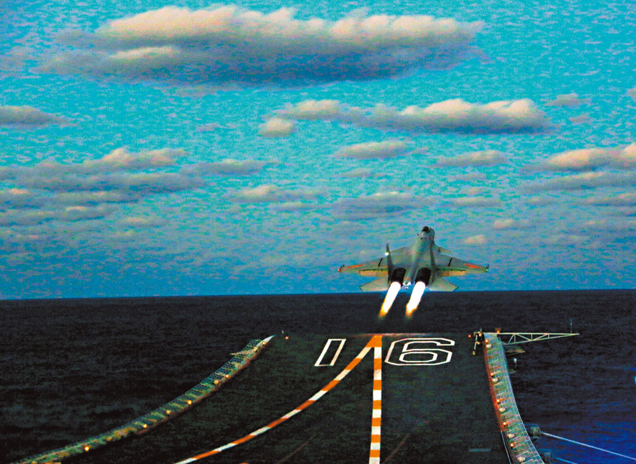 ◆ 解放軍首次通過長時段實裝篩選飛行選拔飛行學員，並有望產生首位艦載機女飛行學員。圖為遼寧艦殲-15艦載戰鬥機進行夜間起降訓練。 資料圖片