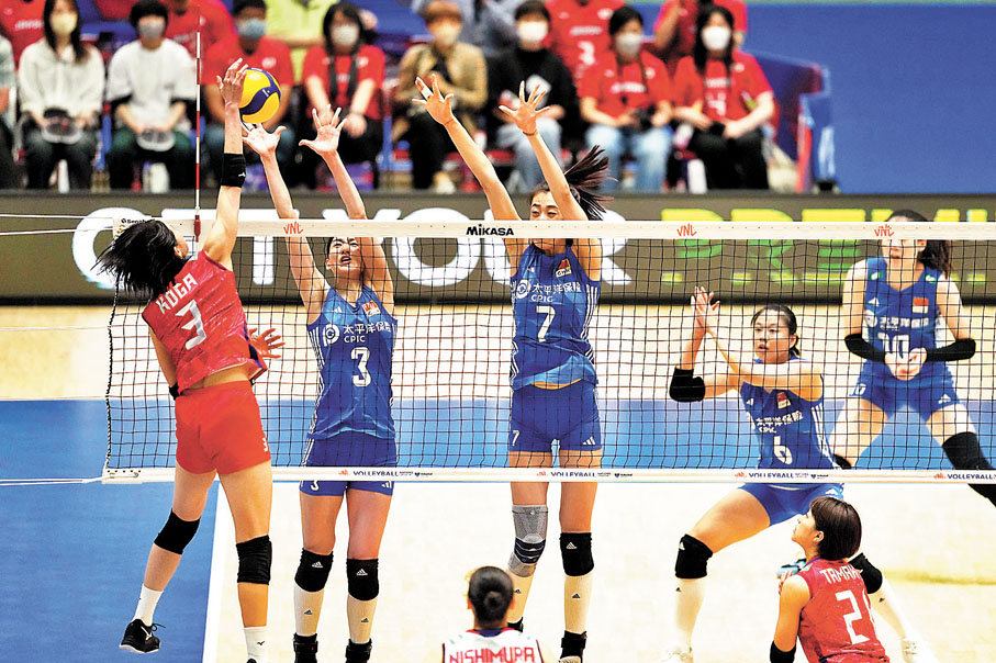 ◆刁琳宇（左二）在對日本一仗和王媛媛（左三）雙人攔網。 新華社