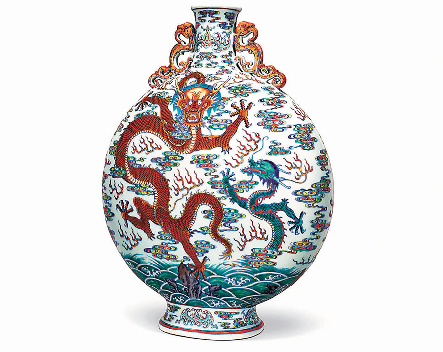 ◆清乾隆鬥彩蒼龍教子圖夔龍耳抱月瓶。 圖片來源：佳士得