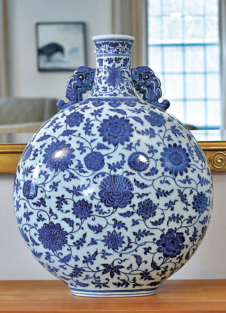 ◆清乾隆青花纏枝花卉紋雙耳抱月瓶