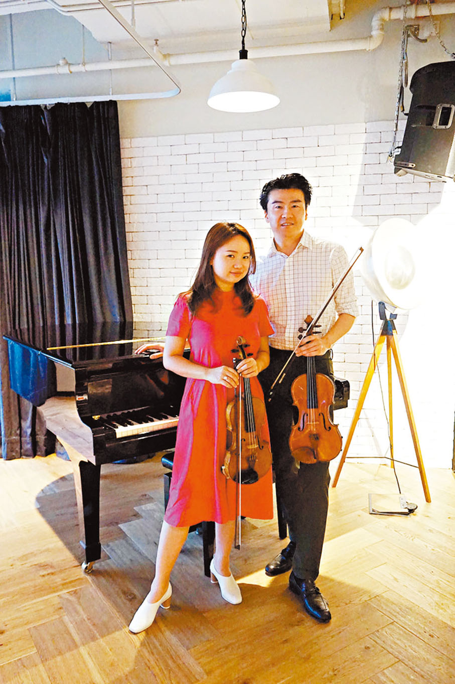 ◆王亮與桂麗可謂一對「弦樂佳偶」。