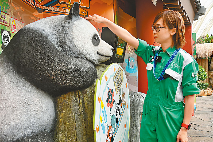 ◆胡綺琪從大熊貓「佳佳」親近自己的瞬間找到照顧動物的初心和樂趣。