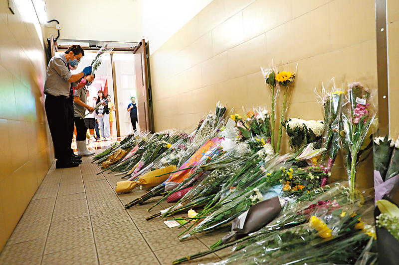 ◆香港近日發生兩宗涉及懷疑精神病患者的悲劇，震驚全港。圖為市民悼念荷里活廣場日前發生的謀殺案受害者。 資料圖片