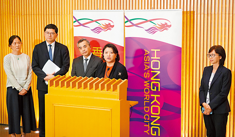 ◆李夏茵會後宣布「5+5」改善建議，分別支援精神病復元人士和有精神健康需要的巿民。香港文匯報記者曾興偉  攝