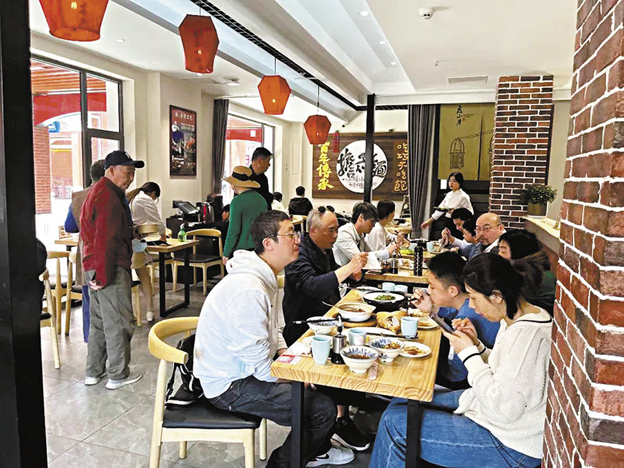 ◆食客在「寶島又一村」文旅商業街的「度小月」品嘗台灣美食。 香港文匯報江蘇傳真