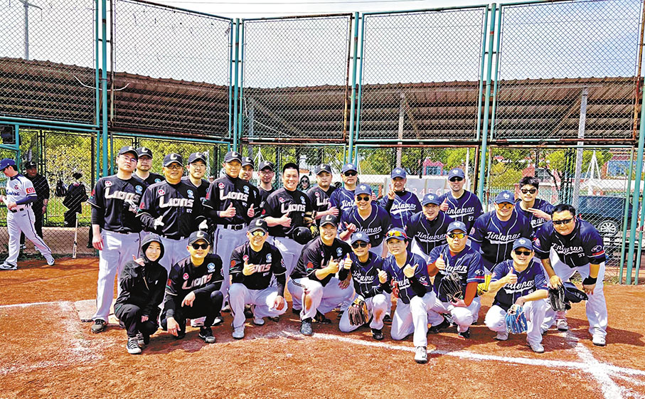 ◆蔡曜謙（二排左三）和其他台青一起參加棒壘球比賽。香港文匯報江蘇傳真