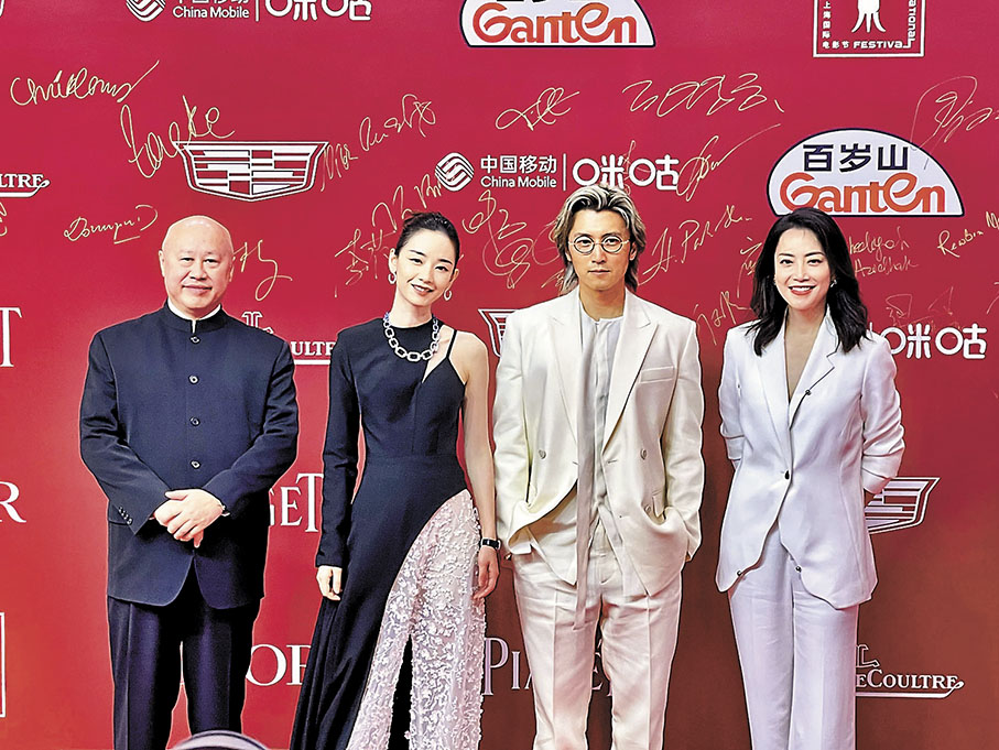 ◆謝霆鋒(右二)聯同劉雅瑟(左二)、霍汶希(右一)等走紅地毯。