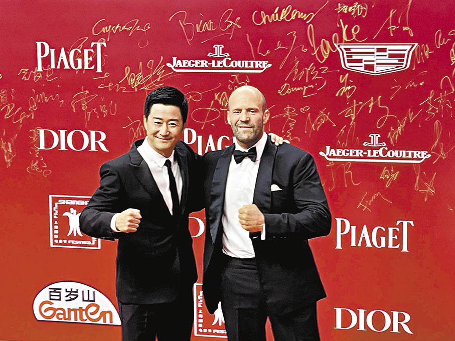 ◆吳京與積遜史達頓在新片中共同「打怪獸」。