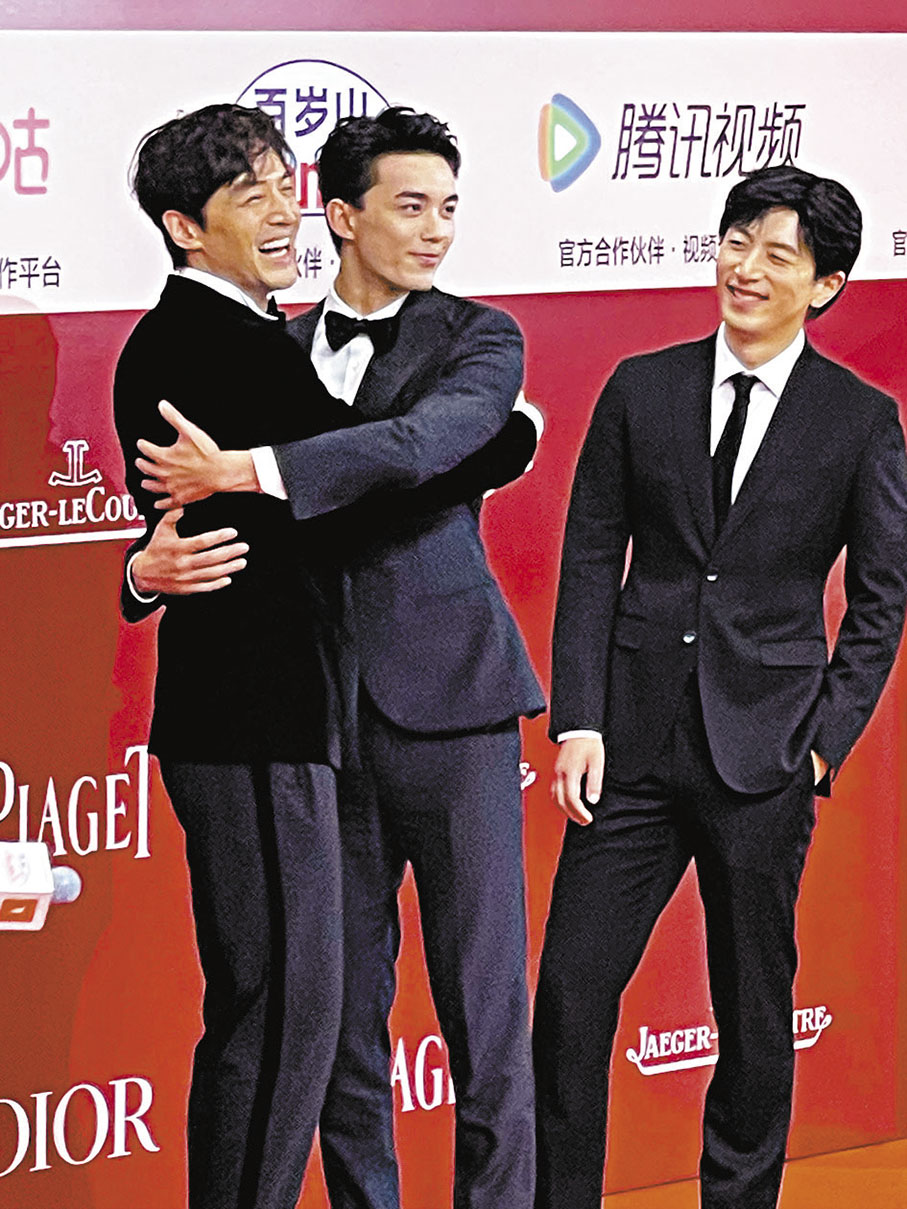 ◆胡歌(左)調侃吳磊(中)此次二人在劇中「有特別的關係」。