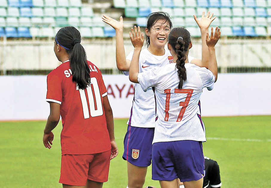 ◆中國球員盧家玉（中）與隊友慶祝入球。 新華社