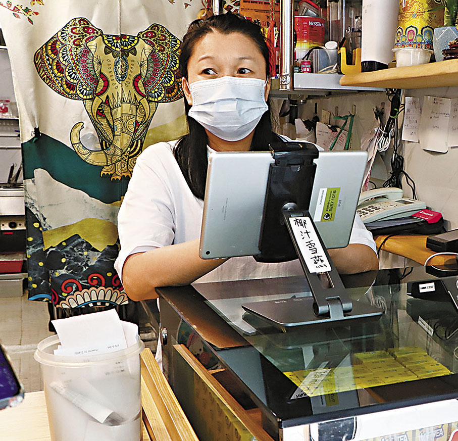 ◆ 食肆負責人表示，請人洗碗筷難。 香港文匯報 記者北山彥 攝