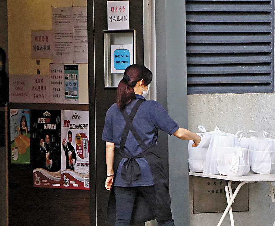 ◆ 不少食肆仍未「走塑」，使用即棄餐具及器皿的情況普遍。 香港文匯報記者北山彥 攝
