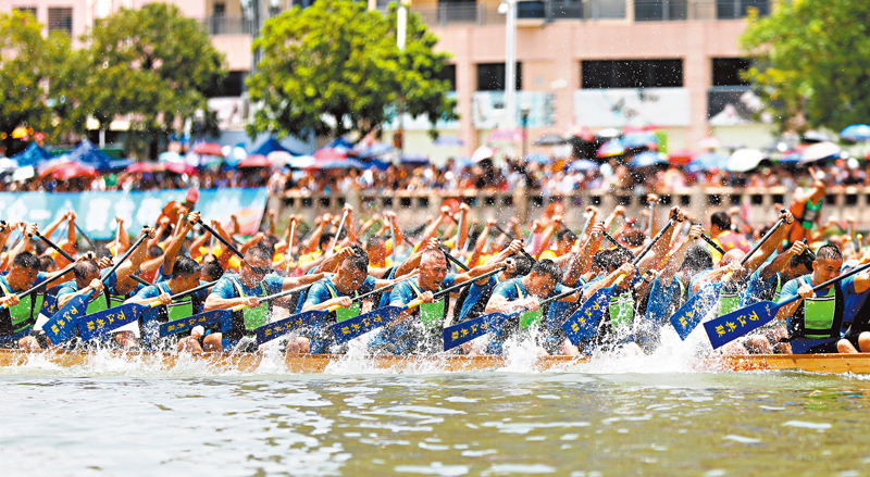 ◆10日，2023年粵港澳大灣區（廣東）龍舟邀請賽在廣東省東莞市沙田鎮龍舟公園舉行。來自粵港澳三地的18支男女混合龍舟隊伍參加。 新華社