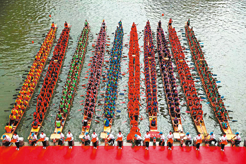 ◆在東莞沙田鎮的河道上，龍舟隊均以顏色醒目的着裝亮相。 香港文匯報東莞傳真