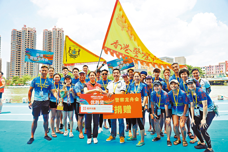 ◆香港警察龍舟會現場將獲獎獎金捐贈給東莞市慈善會。香港文匯報記者盧靜怡  攝