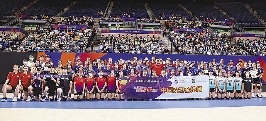 ◆國家女排與本港青年球員難得大合照。