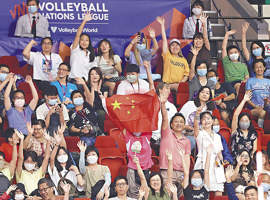 ◆球迷在活動現場，揮動國旗為女排姑娘加油打氣。