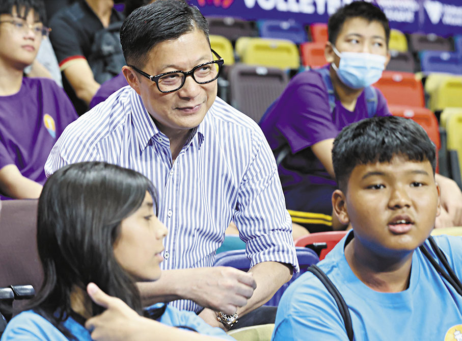 ◆保安局局長鄧炳強昨赴紅館為國家女排打氣。